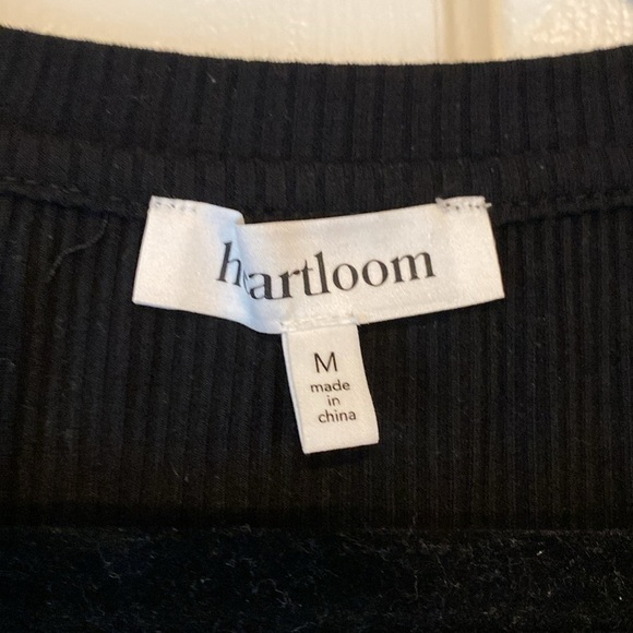 Hartloom Black VNeck Puffy Short Sleeved Shirt Size Medium in Like New Condition - Picture 4 of 9